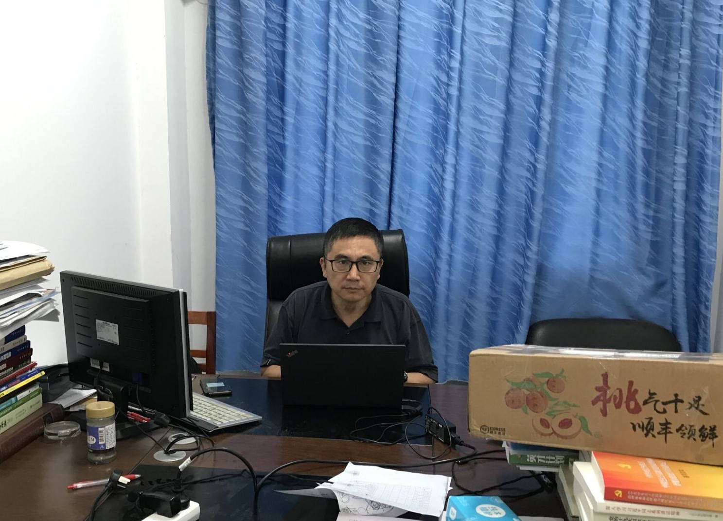 1594123719810436.jpg 四川大学物理学院党委书记龚敏致欢迎词.jpg