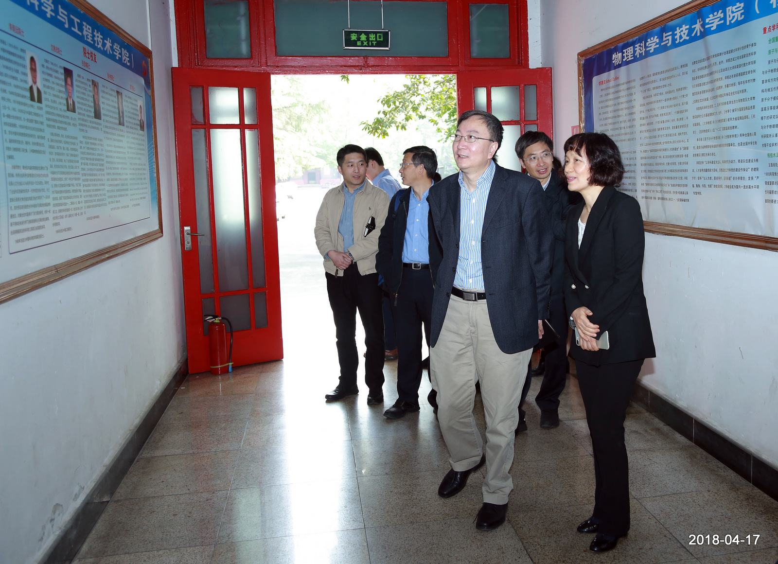 李言荣校长调研物理学院.JPG